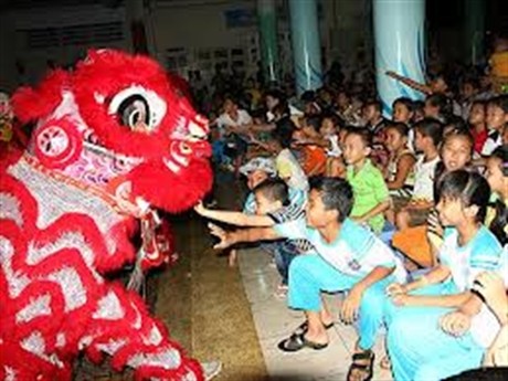 Une joyeuse fête de la mi-automne pour les enfants déshérités - ảnh 1